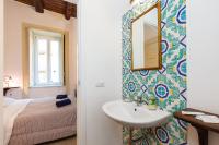 Posteľ alebo postele v izbe v ubytovaní Don Pedro Rooms Vicerè di Toledo in the city center