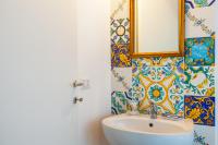 Kúpeľňa v ubytovaní Don Pedro Rooms Vicerè di Toledo in the city center