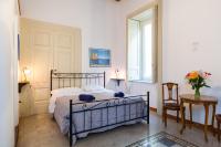 Posteľ alebo postele v izbe v ubytovaní Don Pedro Rooms Vicerè di Toledo in the city center