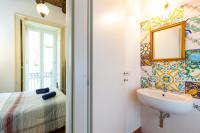 Kúpeľňa v ubytovaní Don Pedro Rooms Vicerè di Toledo in the city center