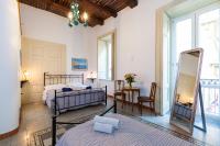 Posteľ alebo postele v izbe v ubytovaní Don Pedro Rooms Vicerè di Toledo in the city center