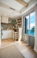Una cocina con gabinetes blancos y una ventana grande. en The Beach House Studios &amp; Suites, en Jávea
