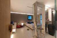 Telewizja i/lub zestaw kina domowego w obiekcie Locanda Black and White Sondrio