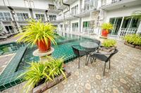 Bazén v ubytování Anantra Pattaya Resort nebo v jeho okolí