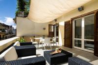 A seating area at Cassari UpArtments