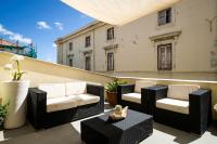 A seating area at Cassari UpArtments
