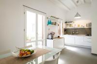 A kitchen or kitchenette at Cassari UpArtments