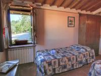 A bed or beds in a room at Tranquil Cottage Retreat in Todi, Umbria