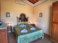 A bed or beds in a room at Tranquil Cottage Retreat in Todi, Umbria
