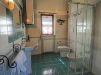 A bathroom at Tranquil Cottage Retreat in Todi, Umbria