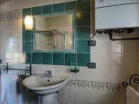 A bathroom at Tranquil Cottage Retreat in Todi, Umbria