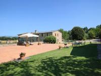 A garden outside Tranquil Cottage Retreat in Todi, Umbria