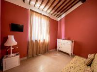 A television and/or entertainment centre at Albergo La Foresteria