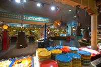 Un restaurante o sitio para comer en Disney Hotel Santa Fe