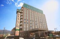 Un edificio de hotel con un cartel delante. en Hotel Route-Inn Gotenba Eki-Minami, en Gotemba