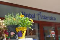 Hotel Atlantico self check-inに飾ってある許可証、賞状、看板またはその他の書類