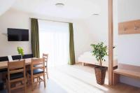 A television and/or entertainment centre at Weingut-Gästezimmer UHL