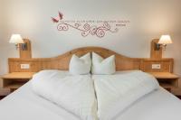 Łóżko lub łóżka w pokoju w obiekcie Das Wismeyer - Skihotel an der Plattenkarbahn
