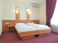 A bed or beds in a room at Hotel Haydn