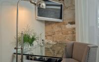 Televízia a/alebo spoločenská miestnosť v ubytovaní Heritage Hotel 19