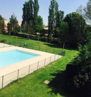 A piscina localizada em Design Standing Apt in Aix ou nos arredores