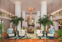 eine Lobby eines Hotels mit Palmen und Stühlen in der Unterkunft The Palms Hotel &amp; Spa in Miami Beach