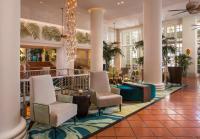 eine Lobby eines Hotels mit Stühlen und Tischen in der Unterkunft The Palms Hotel &amp; Spa in Miami Beach