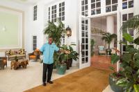 Ein Mann steht mitten in einem Raum mit Pflanzen in der Unterkunft The Palms Hotel &amp; Spa in Miami Beach