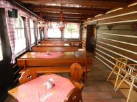 Una habitación con una mesa y sillas en una estación de tren. en Hospoda na Peci, en Pec pod Sněžkou