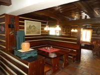 comedor con paredes de madera y mesa en Hospoda na Peci, en Pec pod Sněžkou