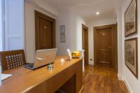 A television and/or entertainment centre at Suite Beccaria A Piazza Del Popolo
