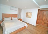 1 dormitorio con 1 cama grande y puerta de madera en Palmetto Hotel, en Santiago de los Caballeros