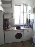 Kitchen o kitchenette sa Amazing Studio near Parc des Expositions