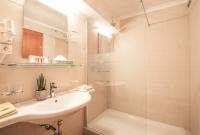 A bathroom at Hotel Kristall