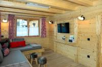 Televízia a/alebo spoločenská miestnosť v ubytovaní Ferienhütten Lechtal Chalets