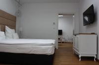 Televízia a/alebo spoločenská miestnosť v ubytovaní Hotel Alhambra