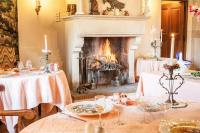 ルプロンジュにあるHostellerie Sarrasine, Mâcon Est - Teritoriaのリビングルーム(暖炉、テーブル2台付)