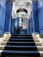una escalera en un edificio azul con paredes azules en Le Moon, en Estrasburgo