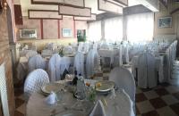 una sala per banchetti con tavoli bianchi e sedie bianche di Hotel La Campagnola 1926 a Zevio