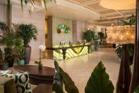 eine Lobby mit Topfpflanzen an den Wänden in der Unterkunft The Palms Hotel &amp; Spa in Miami Beach