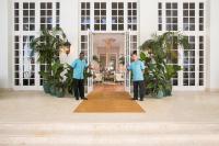 zwei Männer in blauen Hemden stehen vor einer Tür in der Unterkunft The Palms Hotel &amp; Spa in Miami Beach