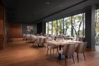 Reštaurácia alebo iné gastronomické zariadenie v ubytovaní Heron Live Hotel Marina & SPA