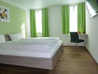 Postel nebo postele na pokoji v ubytování Hotel Metzgern