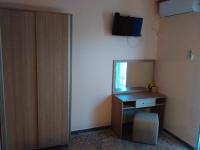Televízia a/alebo spoločenská miestnosť v ubytovaní Patra Rooms Skala Prinou