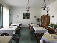 Restauracja lub miejsce do jedzenia w obiekcie Restaurant penzion u Buchlovskeho zamku