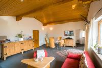 Televízia a/alebo spoločenská miestnosť v ubytovaní Rodlers Chalet