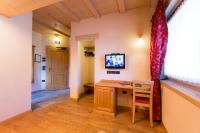 Televízia a/alebo spoločenská miestnosť v ubytovaní Hotel Pontiglia