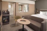 Postel nebo postele na pokoji v ubytování The Level at Melia Barcelona Sky