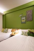 two beds in a room with a green wall at Skyview B&amp;B in Ji&#39;an