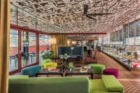 A television and/or entertainment centre at Villaverde Hotel Spa&Golf Udine